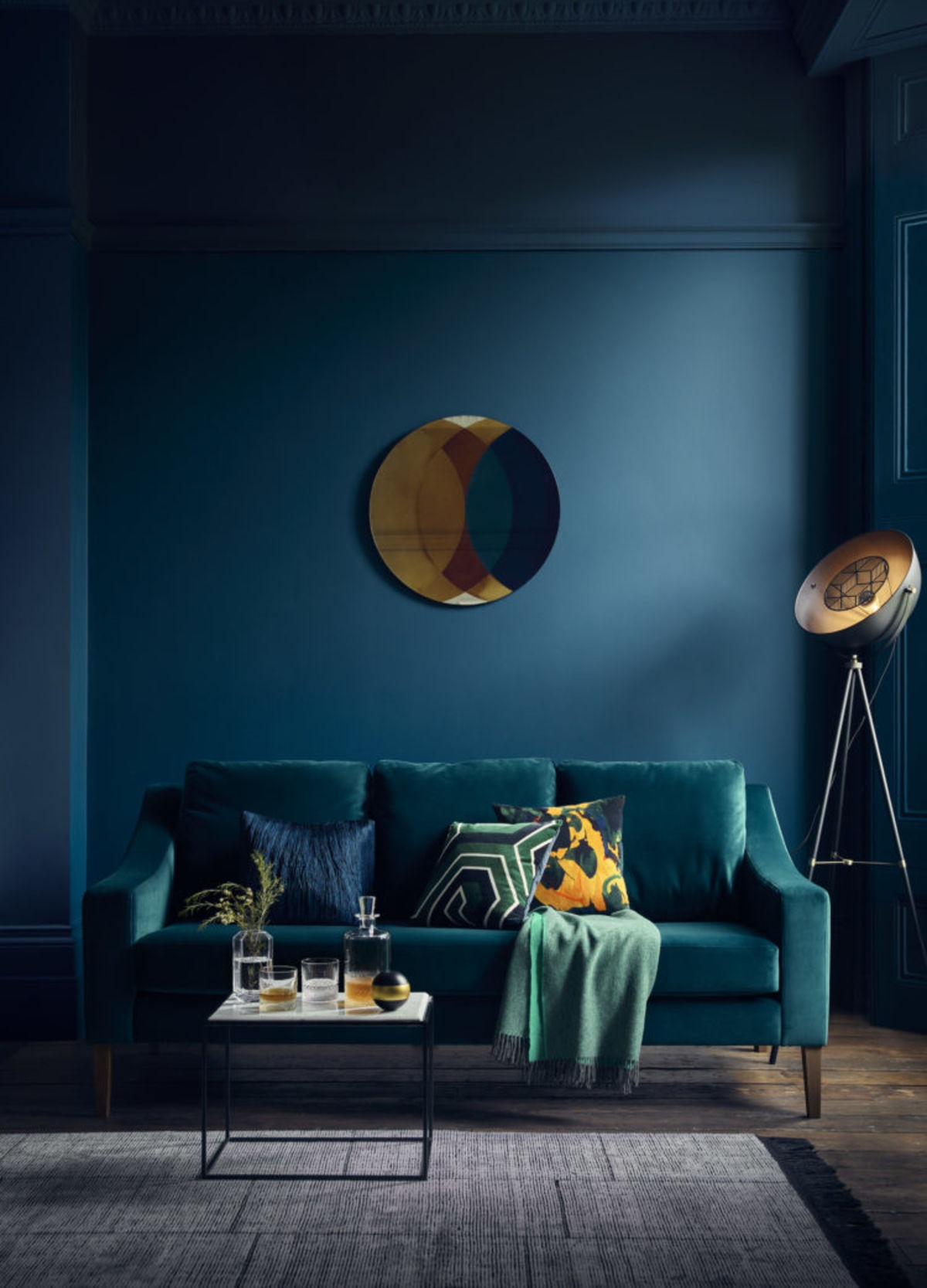 canapé bleu dans une pièce sombre