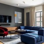 canapé bleu avec fauteuil rouge