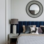 les couleurs à l'intérieur sont un lit sombre et brillant