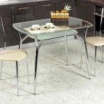 table en verre dans la maison