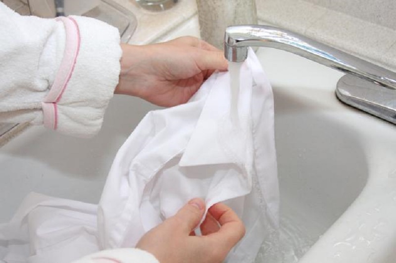 laver une chemise blanche