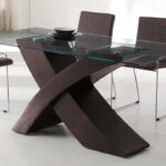 table avec des pieds intéressants