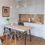 mesa e cadeiras para uma pequena foto de decoração de cozinha