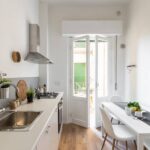 mesa e cadeiras para uma pequena foto de decoração de cozinha