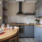 mesa e cadeiras para uma pequena ideia de decoração de cozinha