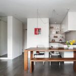 mesa e cadeiras para o interior de uma pequena cozinha