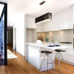 mesa e cadeiras para uma pequena decoração de fotos de cozinha