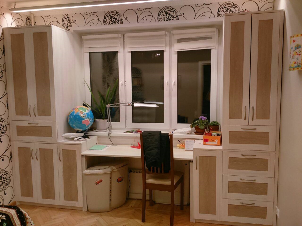 assis dos à la porte