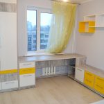 table le long de la fenêtre dans la pépinière jaune