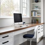 table le long de la fenêtre dans la pépinière avec un ordinateur