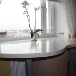 table semi-circulaire le long de la fenêtre dans la pépinière