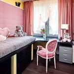 table le long de la fenêtre dans la chaise rose de la pépinière