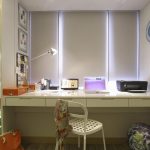 table le long de la fenêtre dans la chaise en plastique pour enfants
