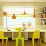 table le long de la fenêtre dans la pépinière chaises jaunes