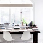 table le long de la fenêtre dans les chaises blanches de la pépinière