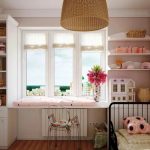 table le long de la fenêtre dans la pépinière avec un lustre en osier