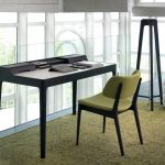 table le long de la fenêtre dans la pépinière noir
