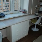 table le long de la fenêtre dans la pépinière avec une margelle