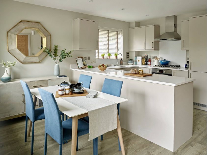 tables et chaises pour une petite photo de cuisine