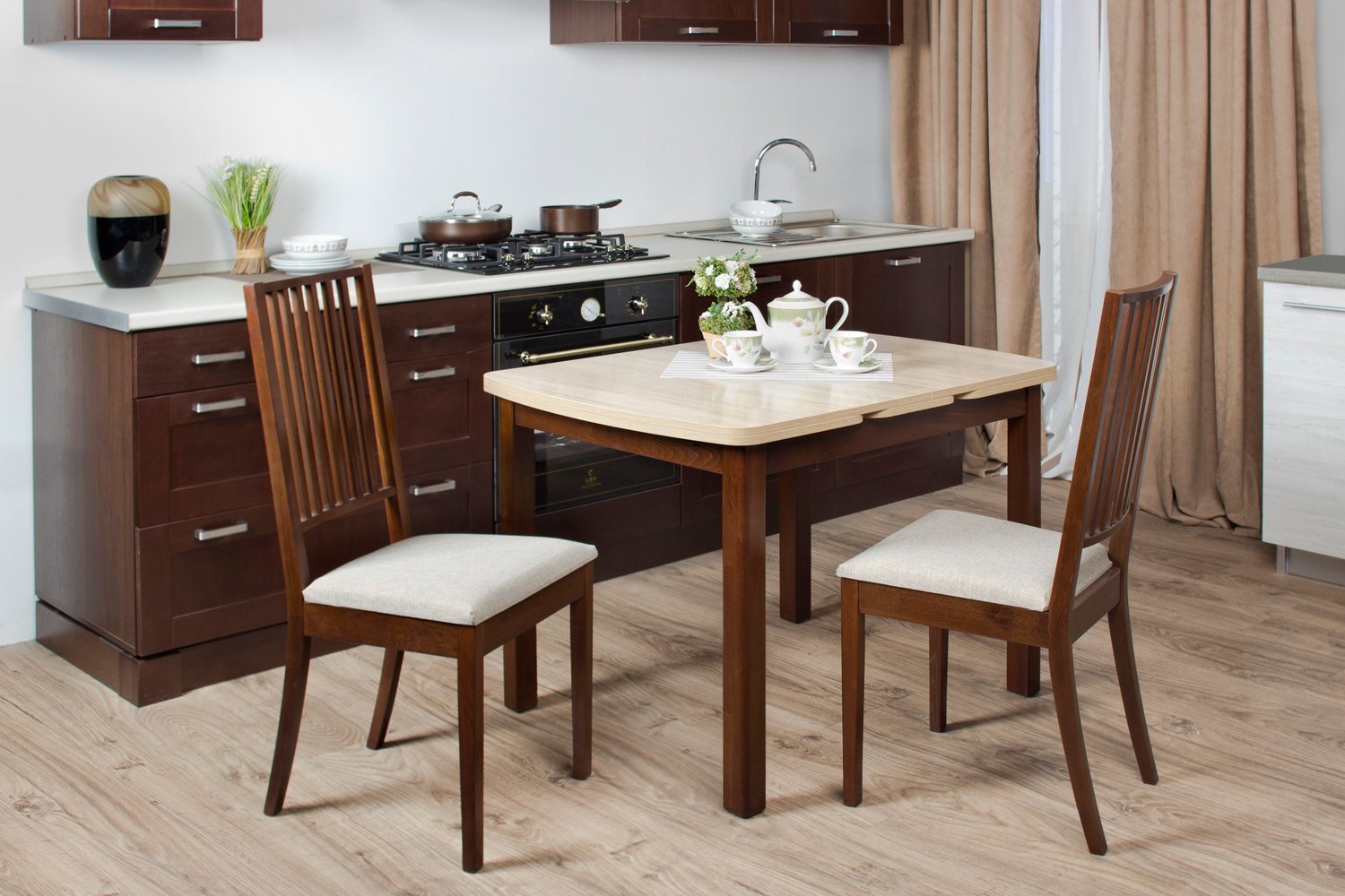 tables et chaises pour une petite idée de cuisine