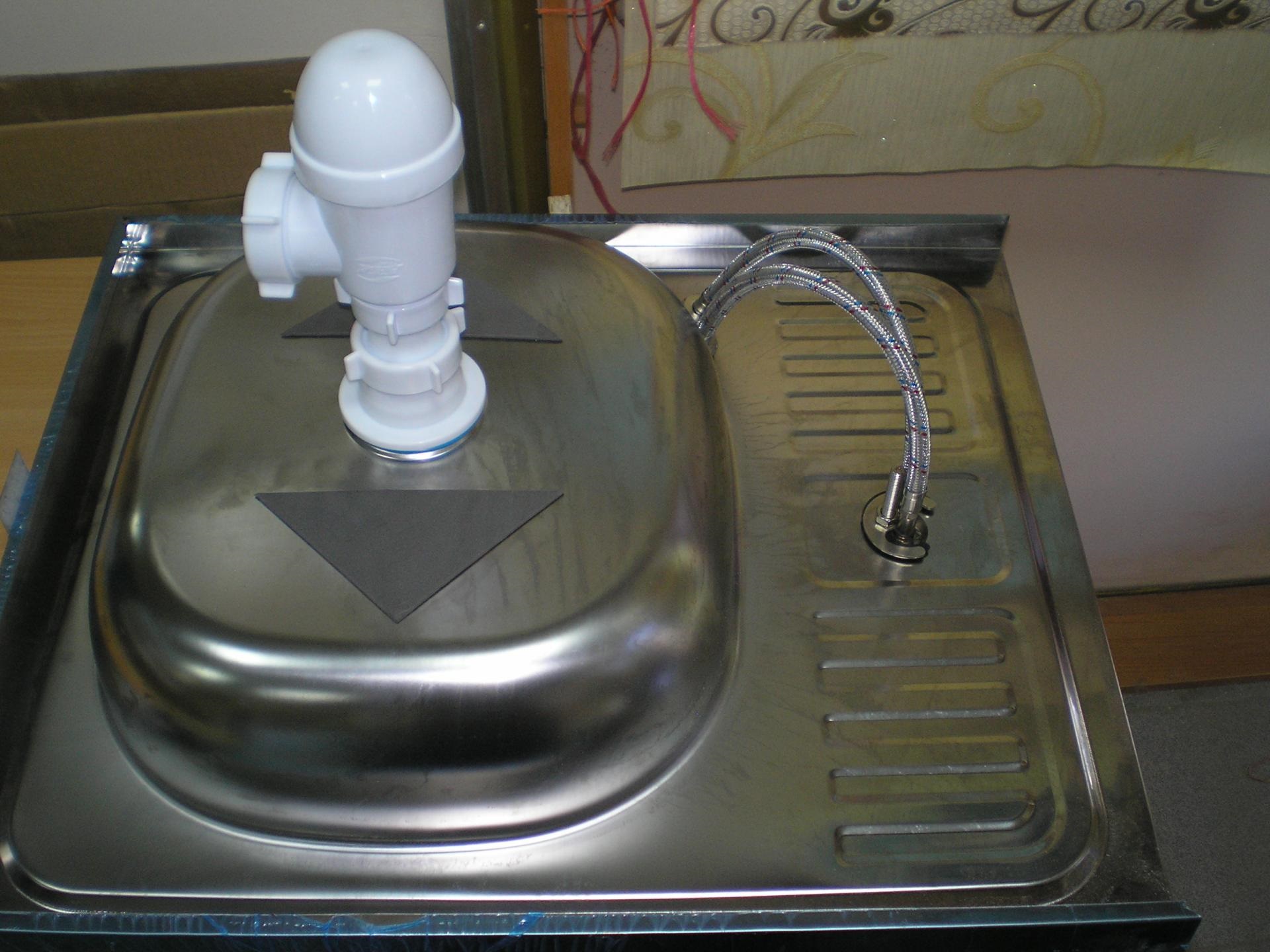 installation d'un lavabo dans un meuble