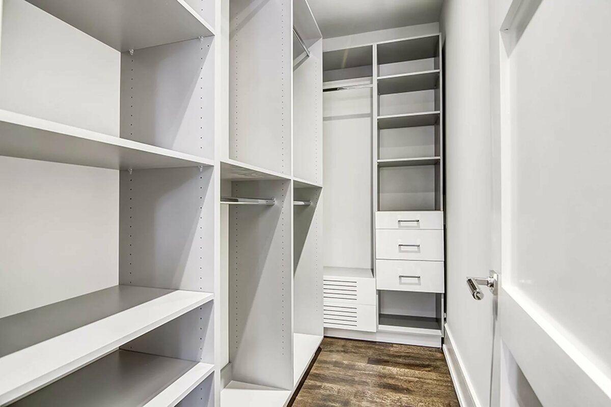 étagères confortables dans le dressing