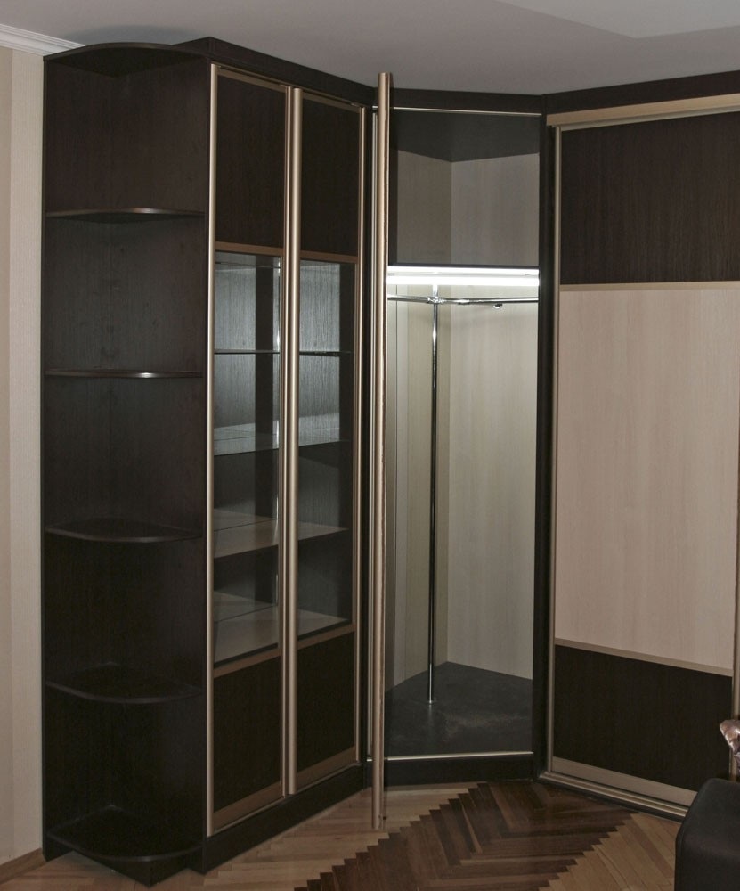 armoire encastrée à cinq murs