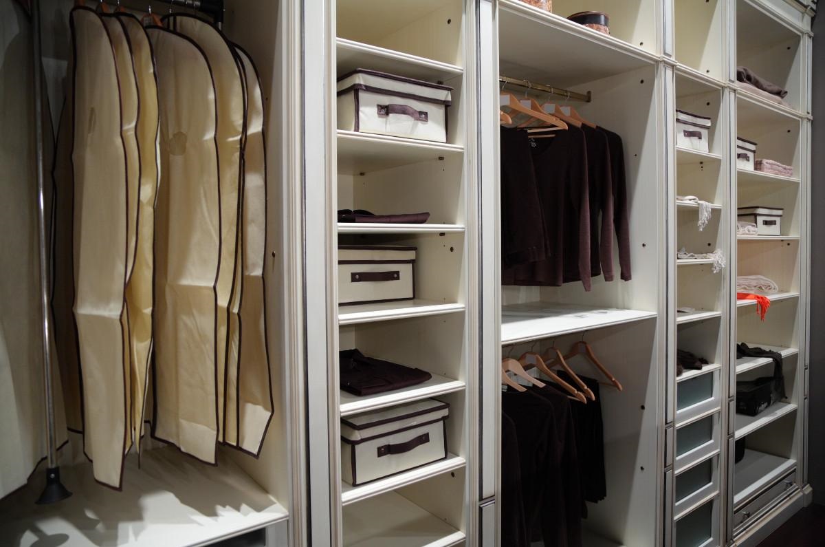 le contenu intérieur de l'armoire