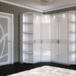 armoire d'angle blanche avec ornement