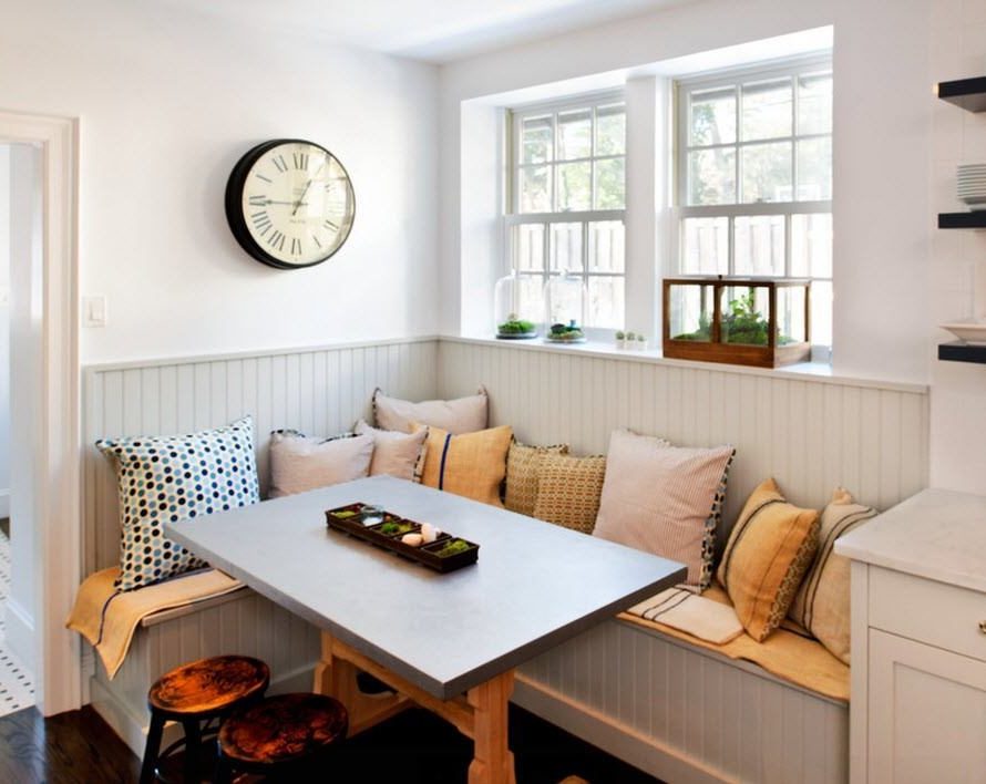 coin avec coussins pour le coin repas