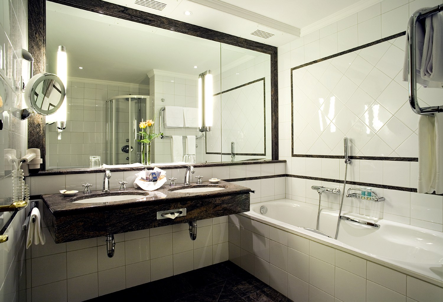 revêtement sous le miroir de la salle de bain