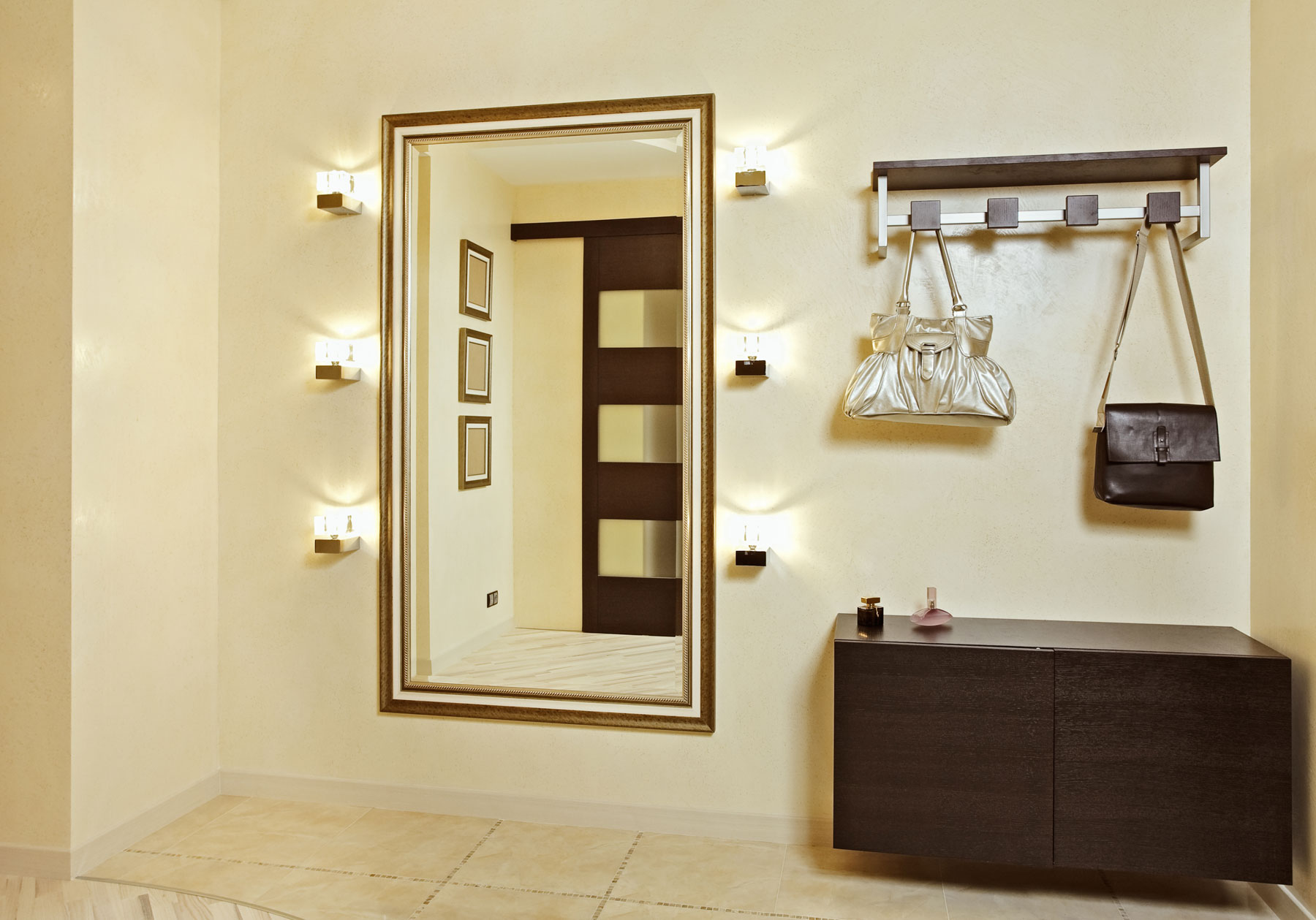 cermin bertentangan dengan idea gambar pintu depan