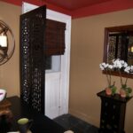 miroir dans le couloir avec des fleurs