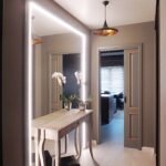 miroir dans le couloir avec une table