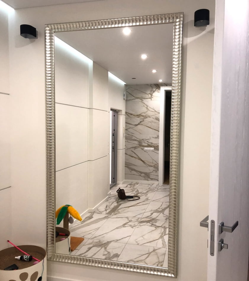 miroir devant la porte d'entrée