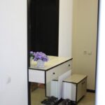 miroir dans le couloir avec penderie