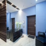 miroir dans le couloir avec éclairage