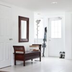 miroir dans le couloir marron