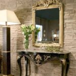 miroir dans le couloir dans un cadre fleuri