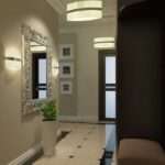 miroir dans le couloir avec un pot de fleurs