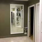 miroir dans le couloir blanc