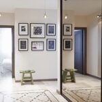 le miroir dans le couloir est immense