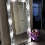 miroir dans le couloir avec éclairage