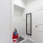 miroir dans le couloir dans un cadre noir