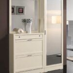 miroir dans le couloir avec une commode