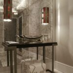 grand miroir dans le couloir