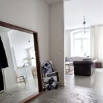 miroir dans le couloir debout
