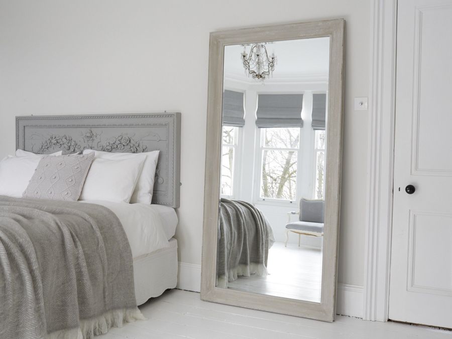 miroir dans la chambre en face de la fenêtre