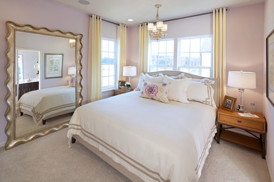 grand miroir dans la chambre
