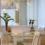 miroir près de la table dans les idées de photo de cuisine